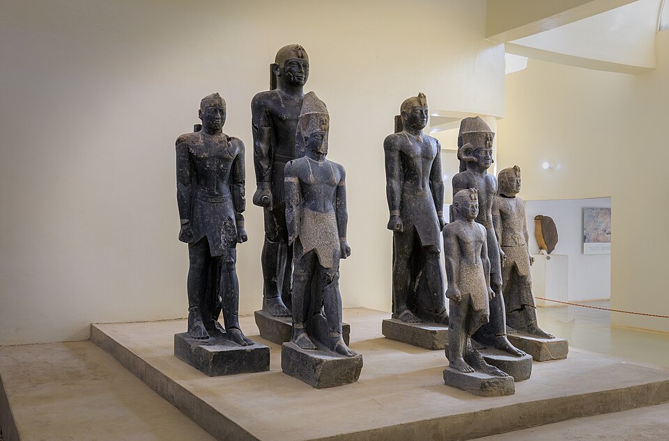 File:7 Statuen nubischer kuschitischer Könige Kerma Musuem.jpg